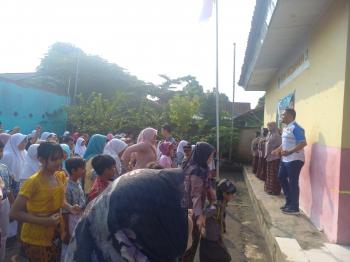 Siswa SDN Bedahan 03 Gelar Upacara Hardiknas dengan Pakaian Adat